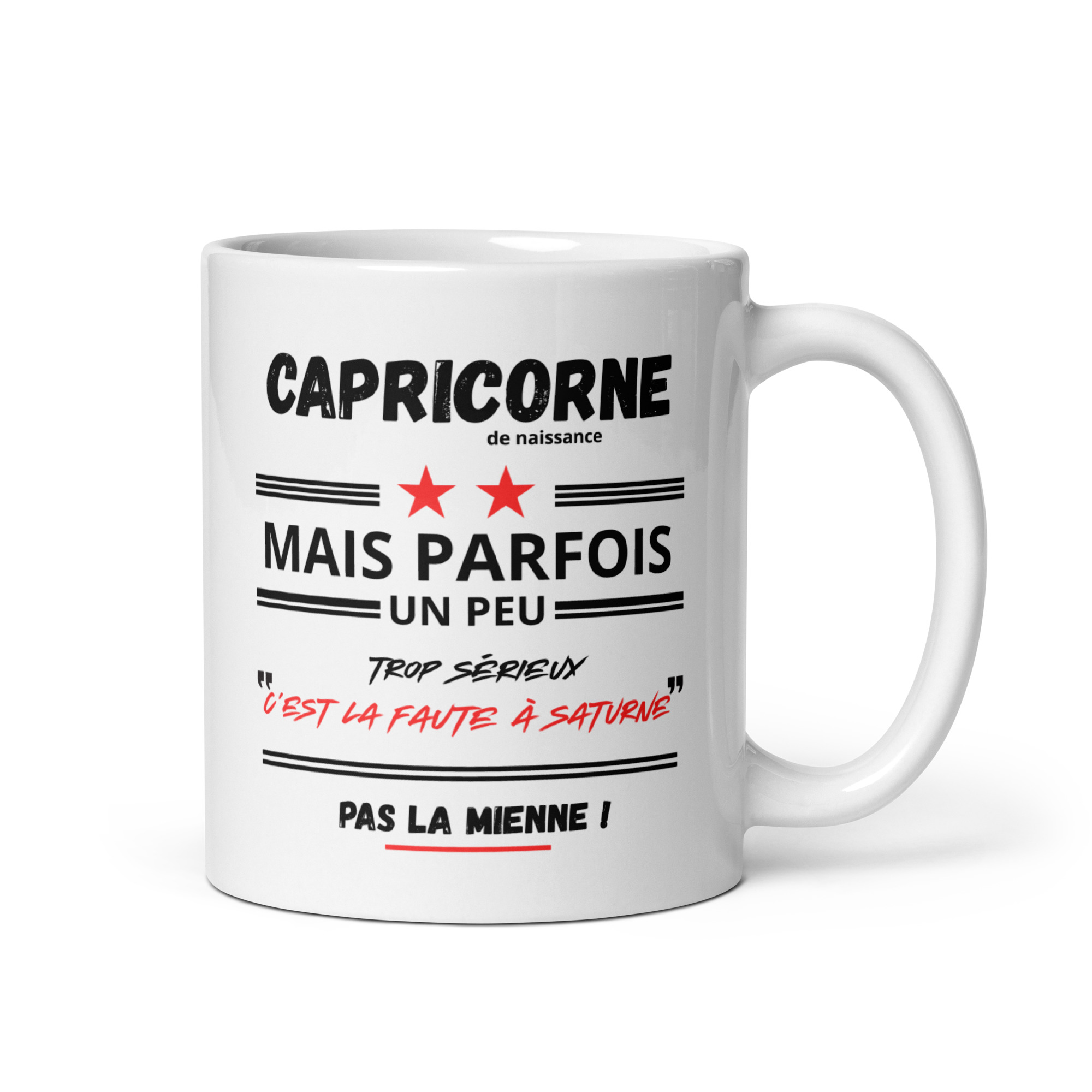 Une tasse blanche posé sur un fond blanc. Le mug est décoré d'un texte humoristique sur le signe astrologique du capricorne.