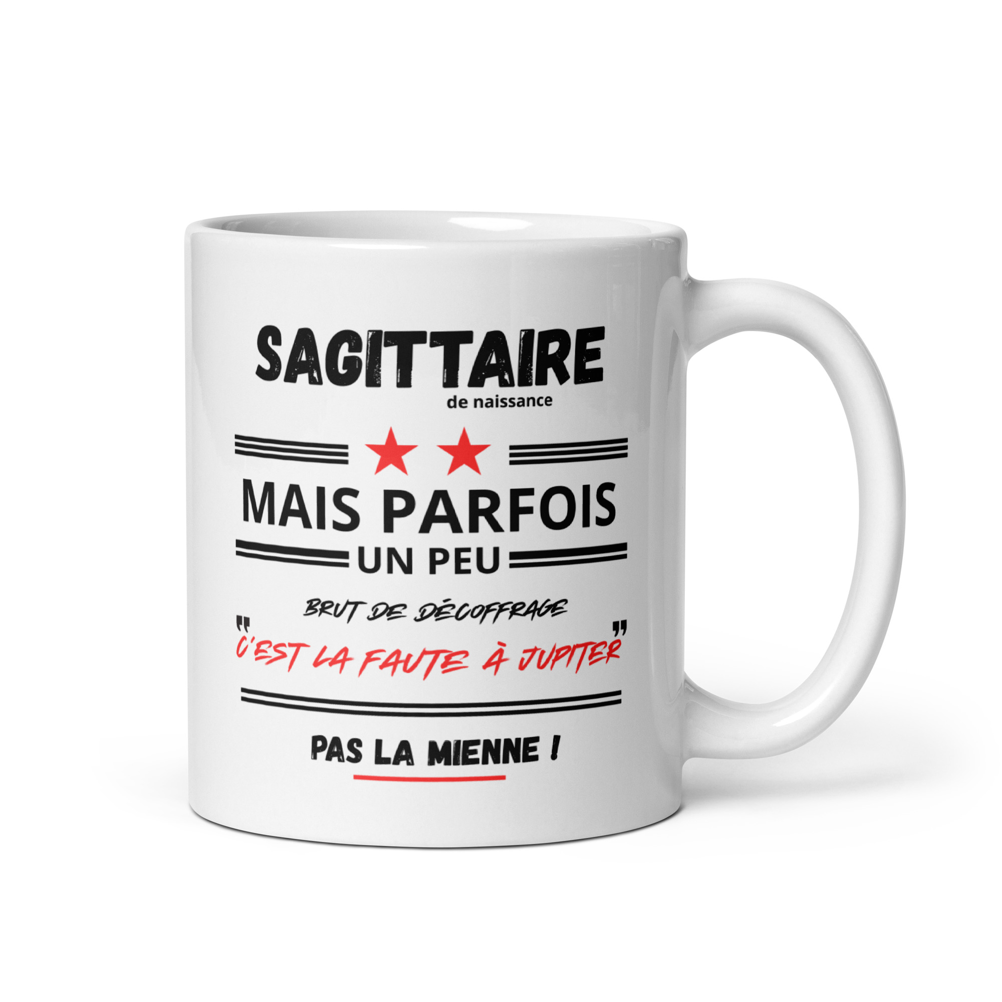 Une tasse blanche posé sur un fond blanc. Le mug est décoré d'un texte humoristique sur le signe astrologique du sagittaire.