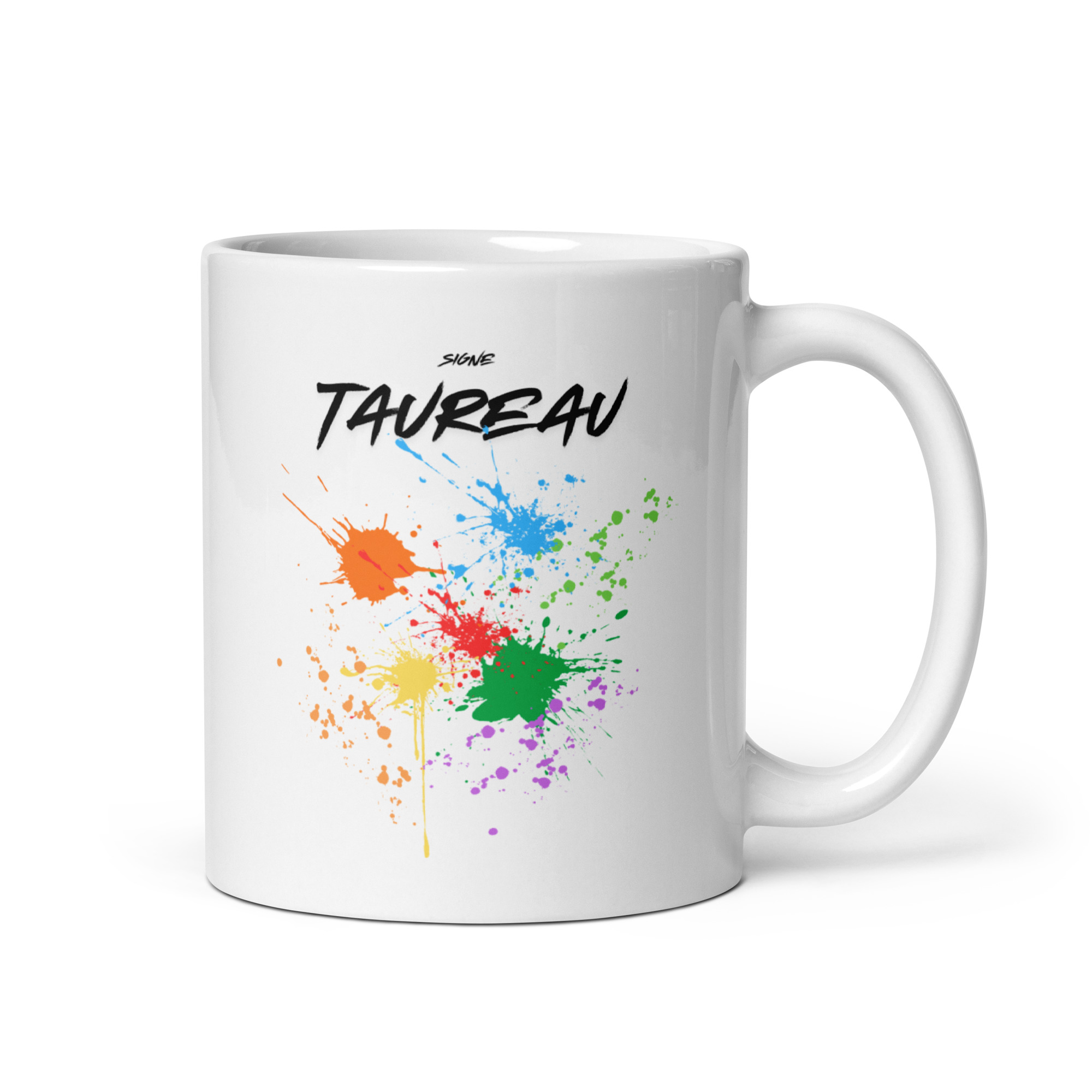 Mug blanc avec l'inscription "TAUREAU" en noir et des éclaboussures de peinture multicolores (orange, bleu, jaune, vert, violet) style jet d'encre. Signe astro Taureau