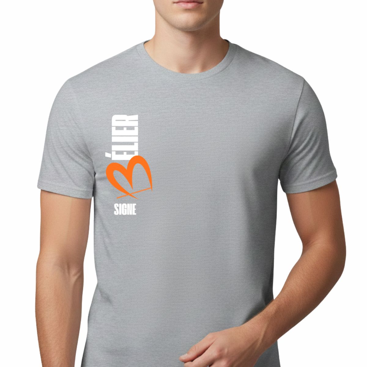 T-shirt signe du zodiaque Bélier | Print vertical Vue de face d'un homme portant un t-shirt gris ajusté. Sur le côté droit de la poitrine, un logo vertical affiche le mot "BELIER" en blanc.