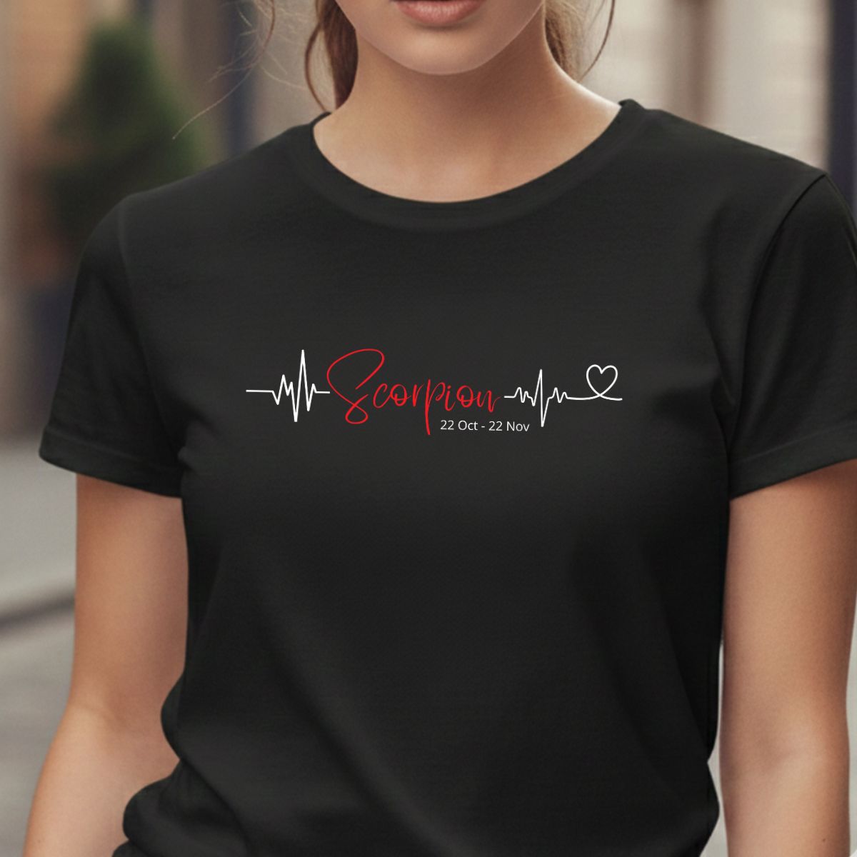 T-shirt Femme Signe Astral Scorpion | Pulsation Cœur Rouge et Blanc T-shirt femme noir ajusté avec design graphique "Scorpion". Le texte est écrit en rouge cursif, traversé par une ligne de battement de cœur blanche se terminant par un petit cœur. Les dates de naissance sont inscrites en blanc sous le nom du signe astrologique.