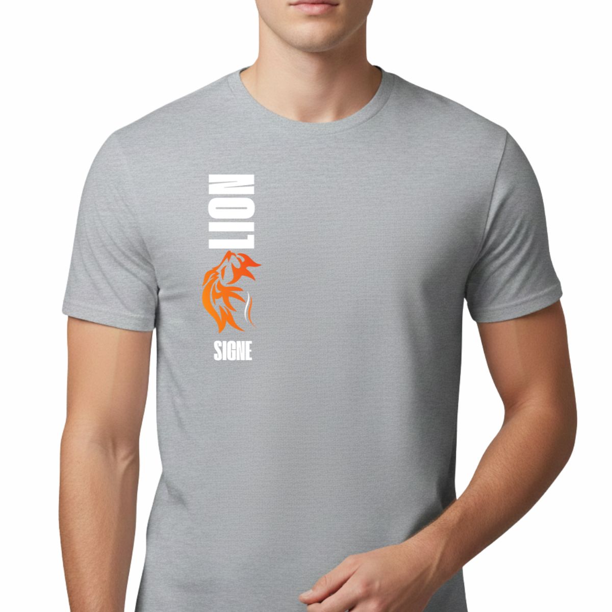 T-shirt signe du zodiaque Lion | Print vertical Vue de face d'un homme portant un t-shirt gris ajusté. Sur le côté droit de la poitrine, un logo vertical affiche le mot "Lion" en blanc.