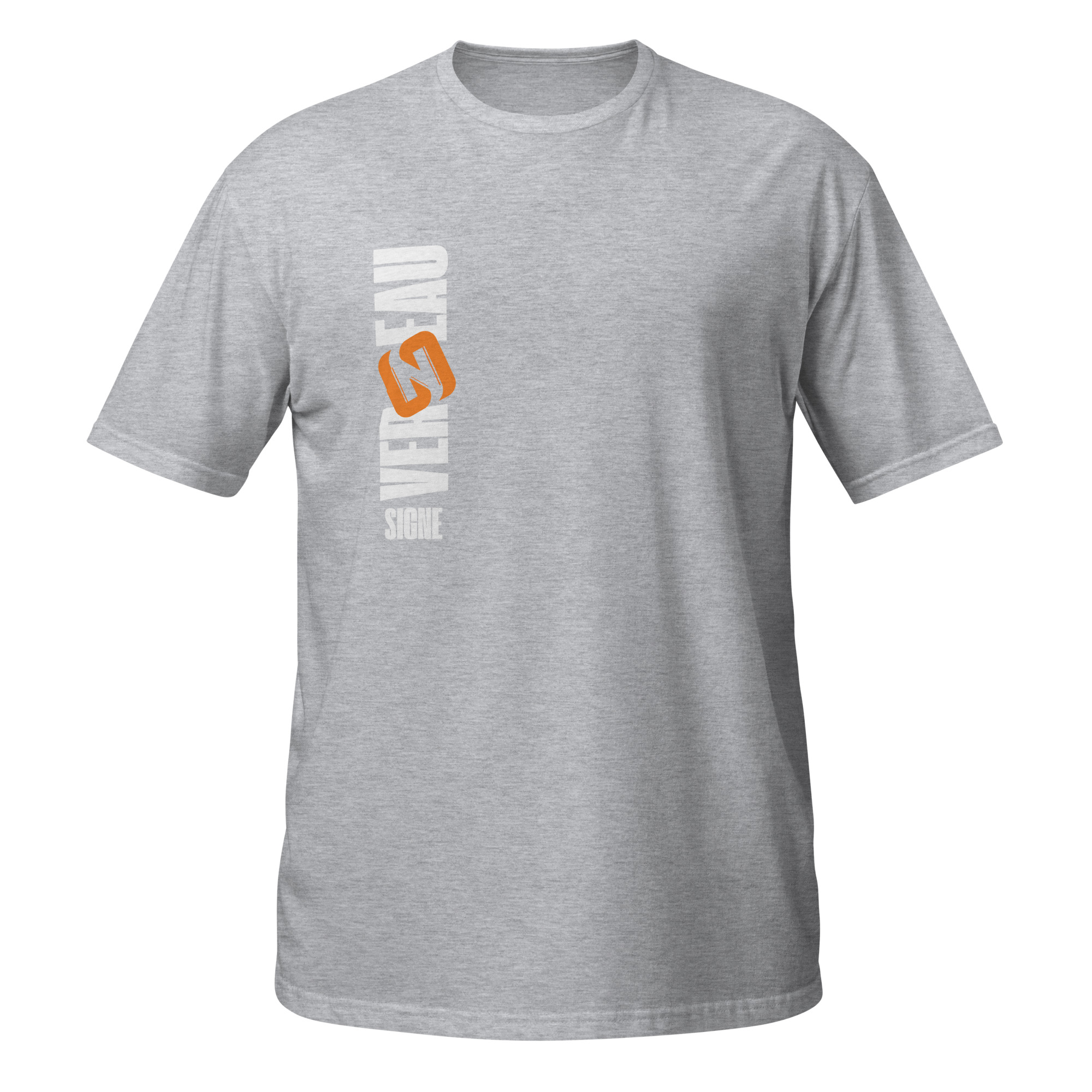 T-shirt gris pour homme avec un imprimé vertical blanc et orange. Le texte est écrit en français avec le mot "VERSEAU" en lettres capitales stylisées, accompagné du mot "SIGNE" en dessous.