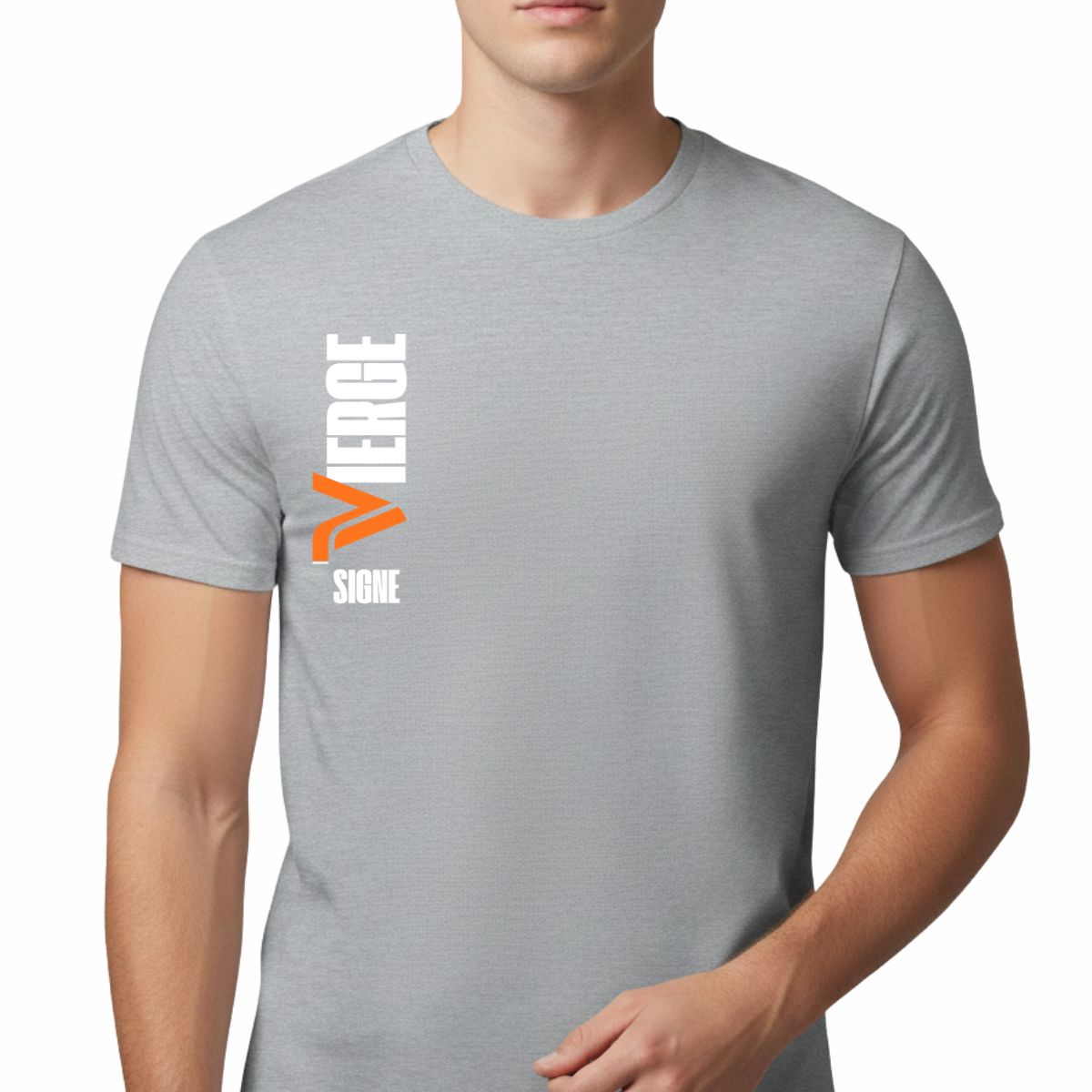 T-shirt signe du zodiaque Vierge | Print vertical Vue de face d'un homme portant un t-shirt gris ajusté. Sur le côté droit de la poitrine, un logo vertical affiche le mot "VIERGE" en blanc, surmontant un symbole "V" stylisé en orange et le mot "SIGNE" en plus petit.