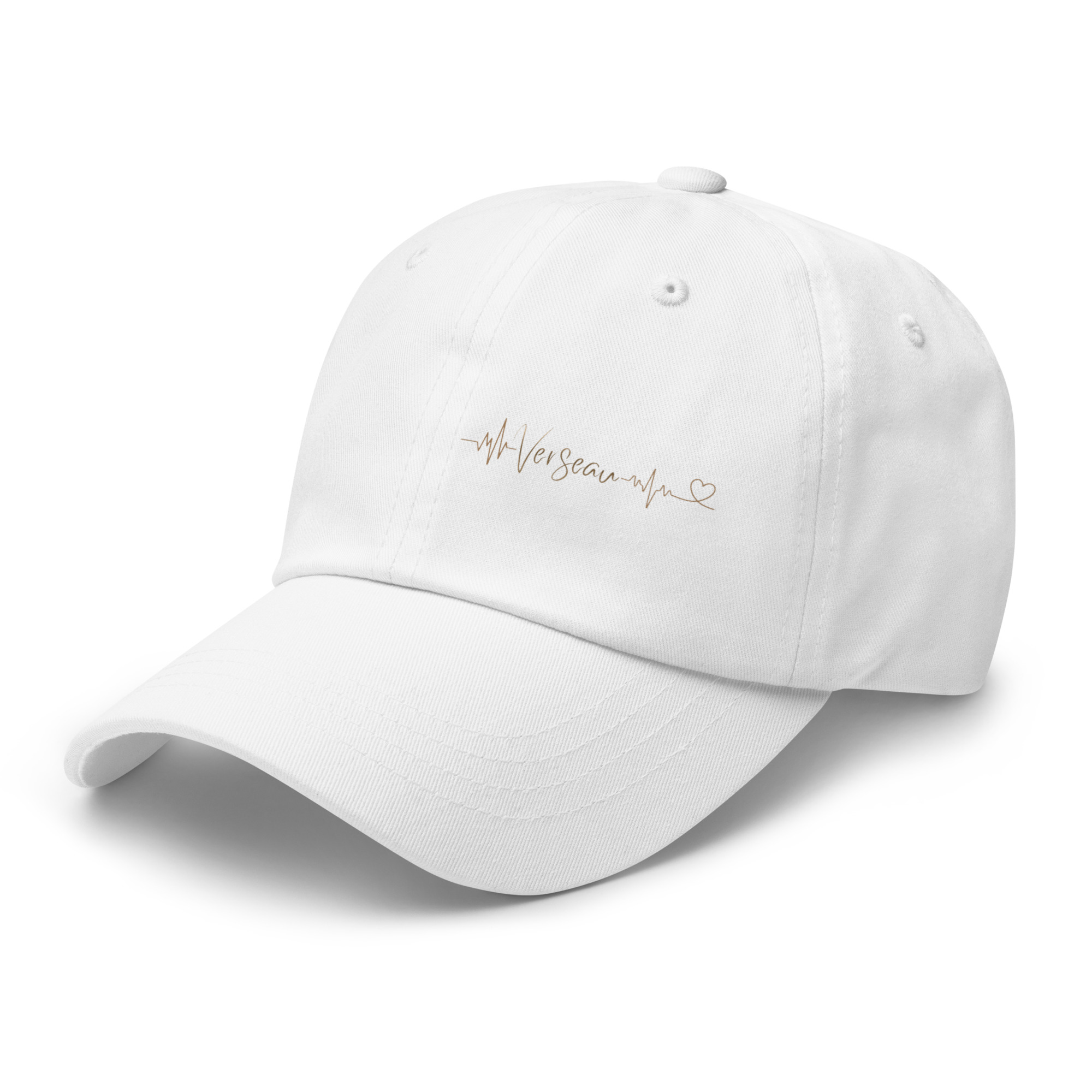 Casquette Signe Verseau Fille | Idée Cadeau | Motif Battement de Cœur Doré Casquette de style 'dad hat' blanche avec un motif imprimé de couleur beige/doré représentant le mot 'Verseau' intégré dans une ligne de battement de cœur se terminant par un petit cœur.