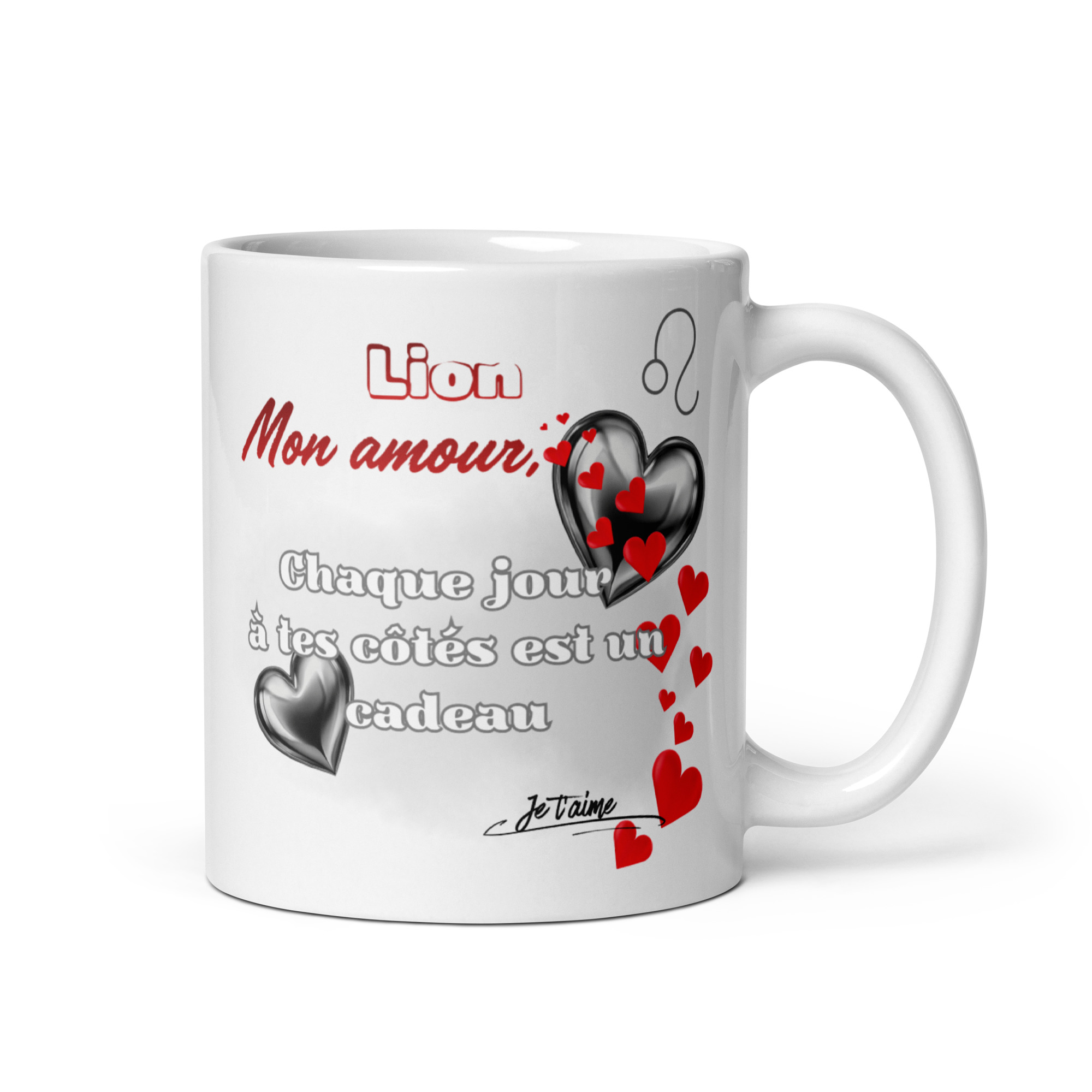 Mug blanc brillant sur fond blanc, parfait comme cadeau couple romantique ou cadeau St Valentin. Le design affiche le message "lion Mon amour, Chaque jour à tes côtés est un cadeau" avec des illustrations de cœurs stylisés rouges et noirs.