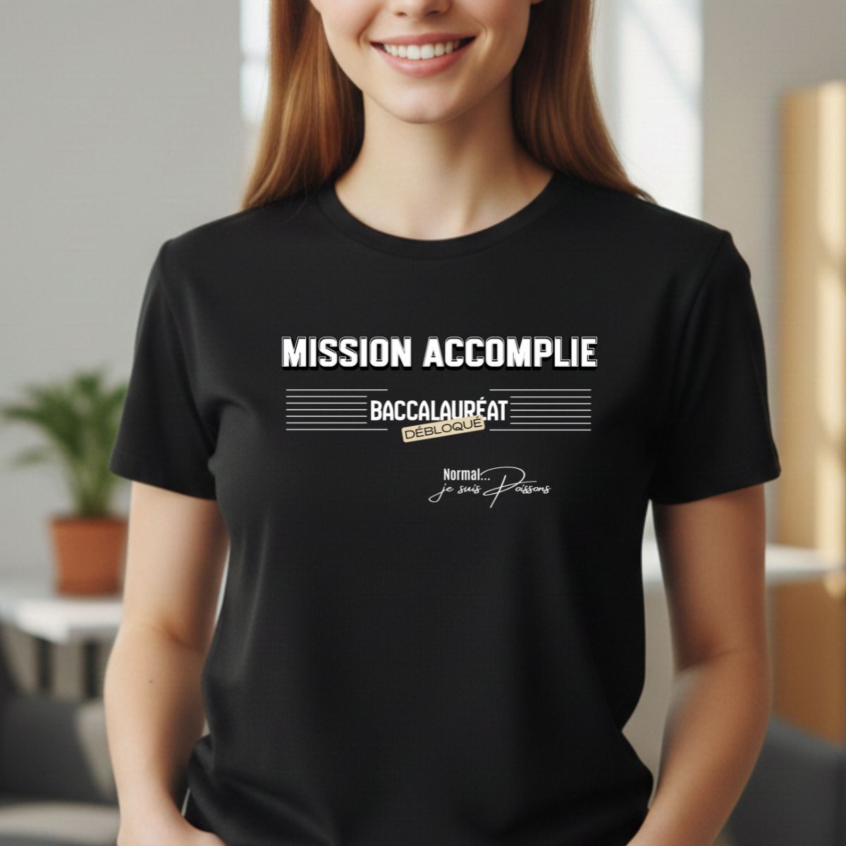 Cadeau Obtention Baccalauréat | T-shirt "Mission Accomplie" | Spécial Signe Poissons Photographie de face d'une fille portant un t-shirt noir personnalisé pour la réussite de l'examen du baccalauréat. Le texte sur le vêtement affiche en blanc « MISSION ACCOMPLIE » au-dessus de la mention « BACCALAURÉAT DÉBLOQUÉ » stylisée comme un succès de jeu vidéo. En bas, une inscription en police cursive indique : « Normal... je suis poissons », soulignant le signe astrologique.