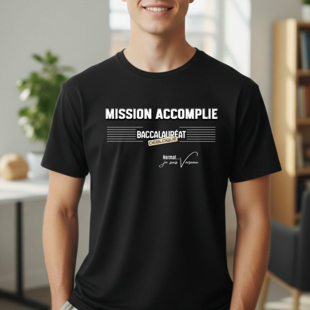 Nouveau sur Whizaloo : La rubrique « Réussites & Examens » T-shirt noir à manches courtes porté par un homme, affichant un design graphique blanc et beige pour célébrer l'obtention du baccalauréat. Le texte central indique « MISSION ACCOMPLIE » au-dessus du mot « BACCALAURÉAT » encadré par des lignes horizontales fines. Une petite étiquette beige porte la mention « DÉBLOQUÉ ». En bas à droite du visuel, une inscription manuscrite ajoute une touche personnelle : « Normal... je suis Verseau »