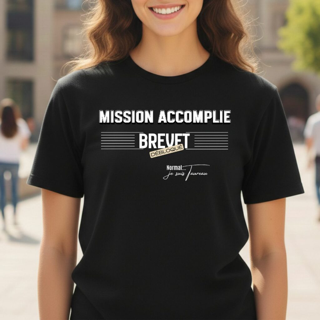 Jeune Femme adolescente portant un t-shirt noir avec l’inscription "Mission accomplie - brevet débloqué"