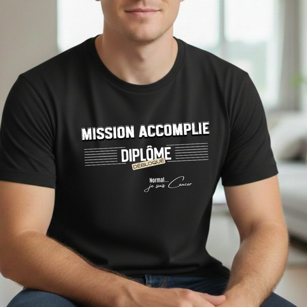 Nouveau sur Whizaloo : La rubrique « Réussites & Examens » Photographie en plan moyen d'un homme portant le t-shirt noir dans un intérieur lumineux et flou (effet bokeh). Le design sur le t-shirt comporte les inscriptions : « MISSION ACCOMPLIE », « DIPLÔME DÉBLOQUÉ » et la mention humoristique « Normal... je suis cancer ». L'homme est assis, les mains jointes, ce qui permet de bien visualiser le rendu du vêtement porté en situation réelle.