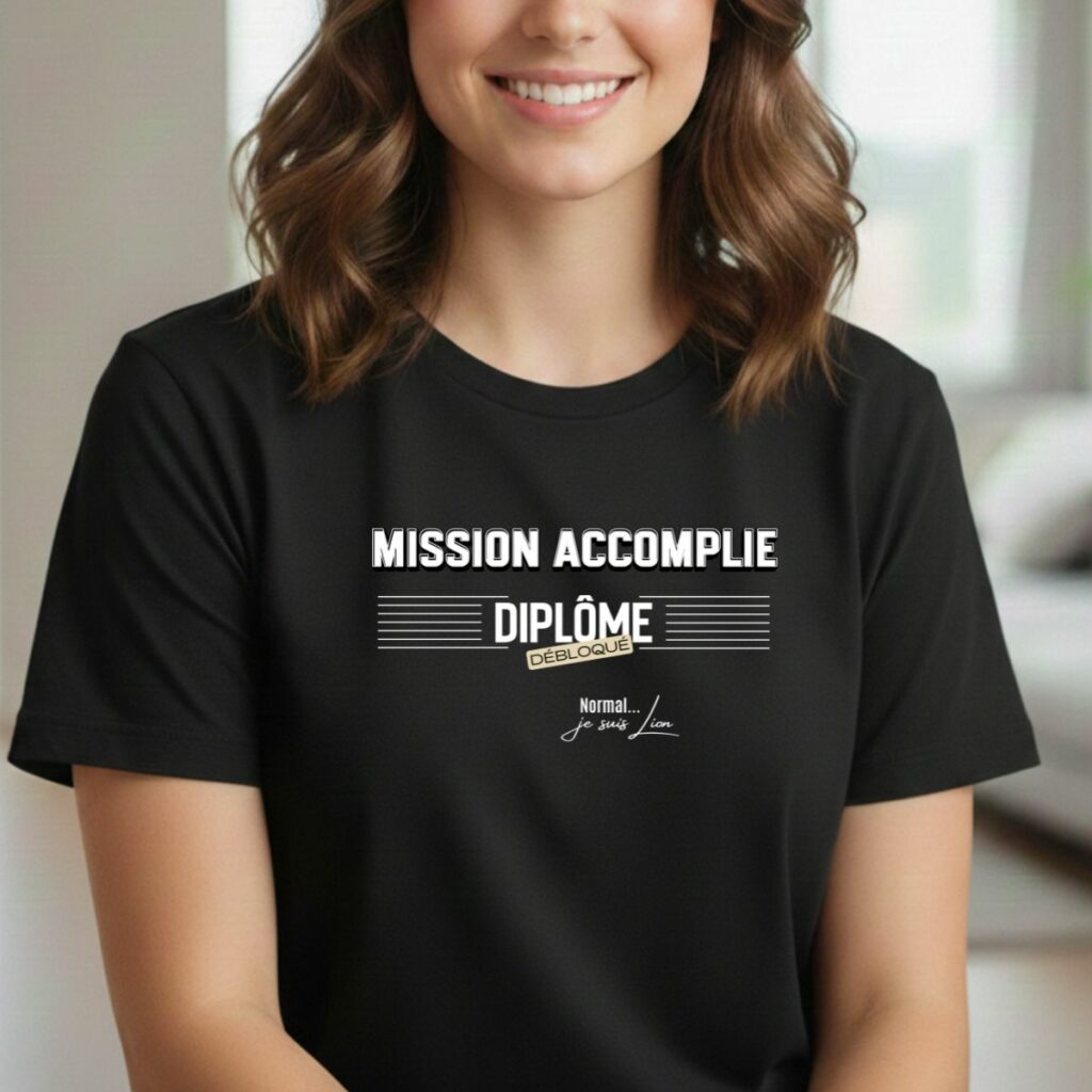 Nouveau sur Whizaloo : La rubrique « Réussites & Examens » Photographie d'une femme souriante portant le t-shirt noir "Mission Accomplie" dans un intérieur domestique lumineux avec un arrière-plan flou. Le texte imprimé sur le vêtement indique : « MISSION ACCOMPLIE », « DIPLÔME DÉBLOQUÉ » et la phrase « Normal... je suis lion » écrite en bas dans un style manuscrit élégant.