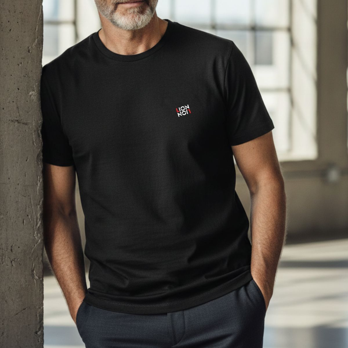 T-shirt Signe Astrologique Lion | Imprimé Miroir Blanc & Rouge Homme mûr à barbe grisonnante portant un t-shirt noir, inscription du signe du zodiaque blanc et rouge "Lion" avec effet miroir inversé.