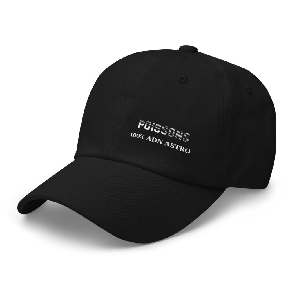 Une casquette de type "dad hat" noire, vue de trois-quarts. Sur le devant, une inscription affiche le mot "POISSONS" dans une police stylisée avec des effets de rayures obliques, surmontant la phrase "100% ADN ASTRO" en lettres blanches plus fines.