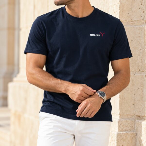 Whizaloo : T-shirts, casquettes, mugs et cadeaux inspirés des signes, des étoiles et de l’univers céleste T-shirt 100% Coton Homme – Signe Zodiaque Bélier