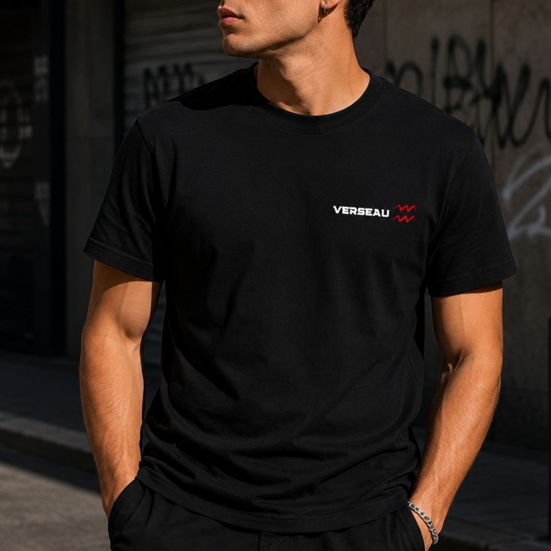 T-shirt 100% Coton Homme - Signe Zodiaque Verseau Homme portant un t-shirt noir avec l'inscription « Verseau » en blanc et rouge sur la poitrine