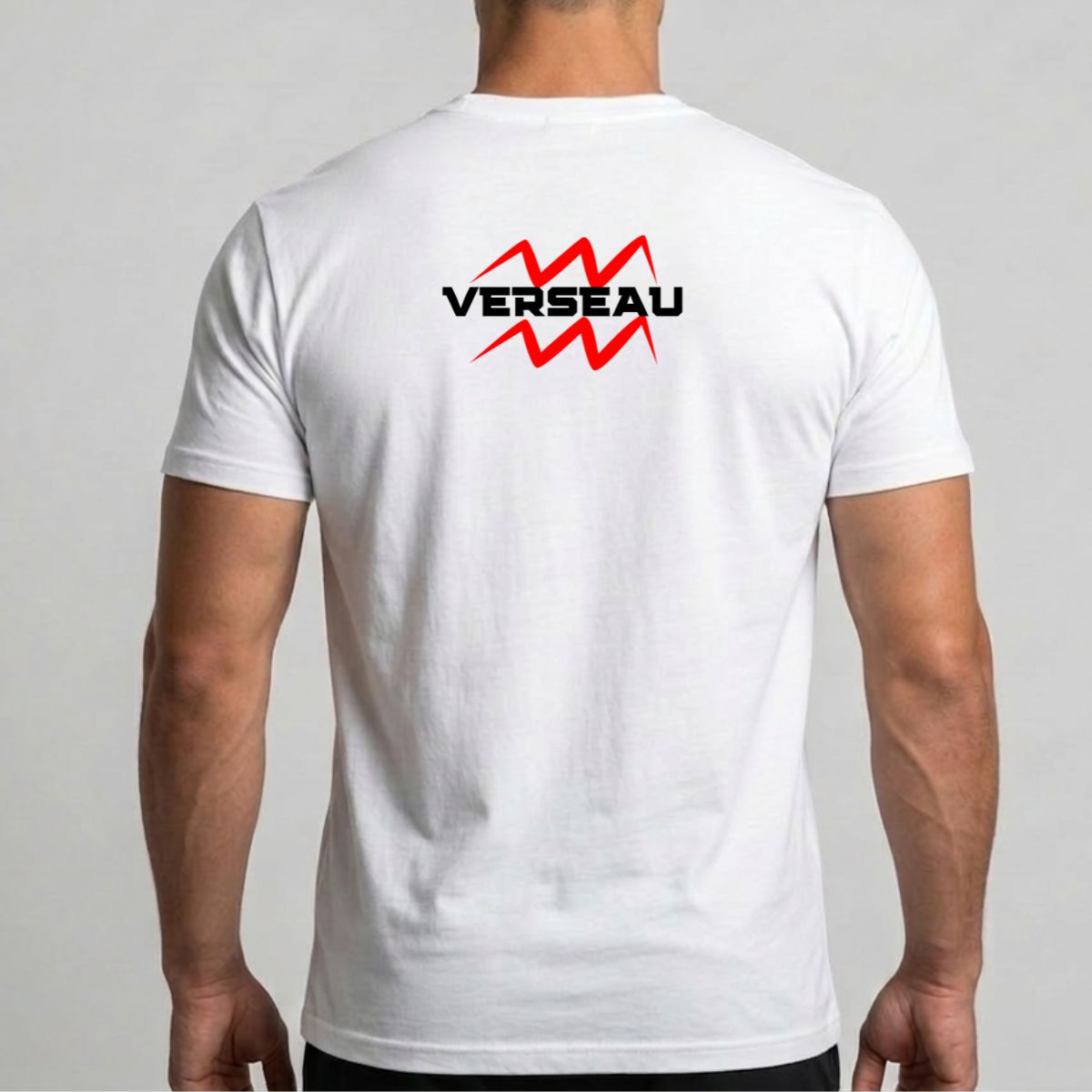 T-shirt Astro Verseau et son Symbole Astrologique Rouge Imprimé au Dos pour Homme Vue de dos d'un homme portant un t-shirt blanc à manches courtes. Sur le haut du dos, un graphisme combine le symbole astrologique du verseau en rouge vif avec le mot « VERSEAU » écrit par-dessus en lettres capitales noires et grasses. Le style est moderne et épuré sur un fond gris neutre.