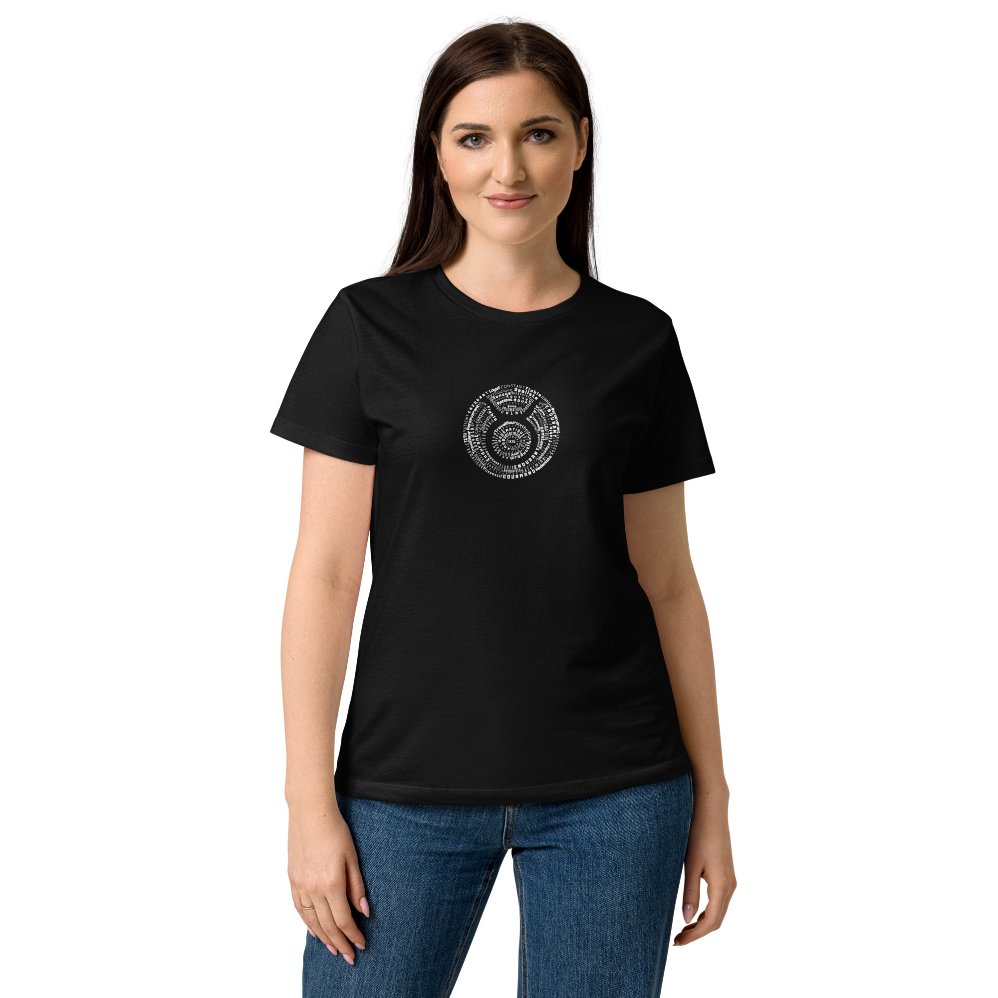 T-shirt Astro Taureau Traits de Caractère & Design Circulaire pour Femme T-shirt noir à manches courtes porté par une femme, coupe classique, avec un motif circulaire représentant le symbole astrologique taureau du zodiaque discret imprimé au centre, fond clair, vue de face.
