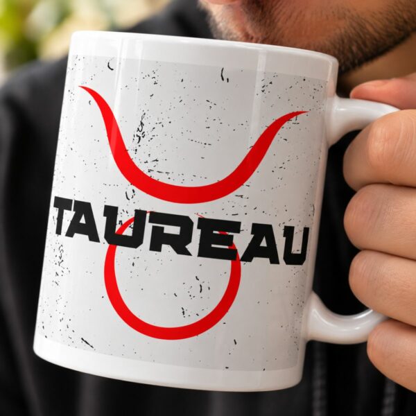 Whizaloo : T-shirts, casquettes, mugs et cadeaux inspirés des signes, des étoiles et de l’univers céleste Mug Astro personnalisé signe astrologique Taureau avec design moderne rouge et noir