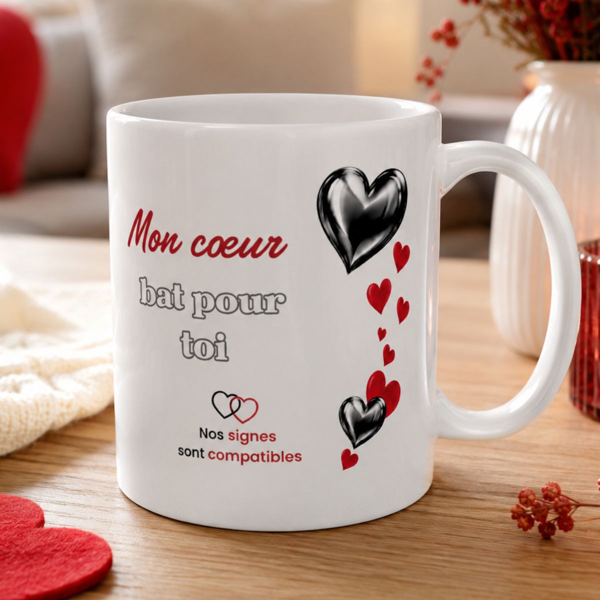 Mug cadeau pour lui déclarer votre flamme - "Mon coeur bat pour toi" Mug pour lui déclarer votre flamme « Mon cœur bat pour toi » et « Nos signes sont compatibles », illustré d’un grand cœur noir, de petits cœurs rouges et noirs, présenté sur une table en bois dans une ambiance romantique aux tons rouges et chaleureux de marque whizaloo