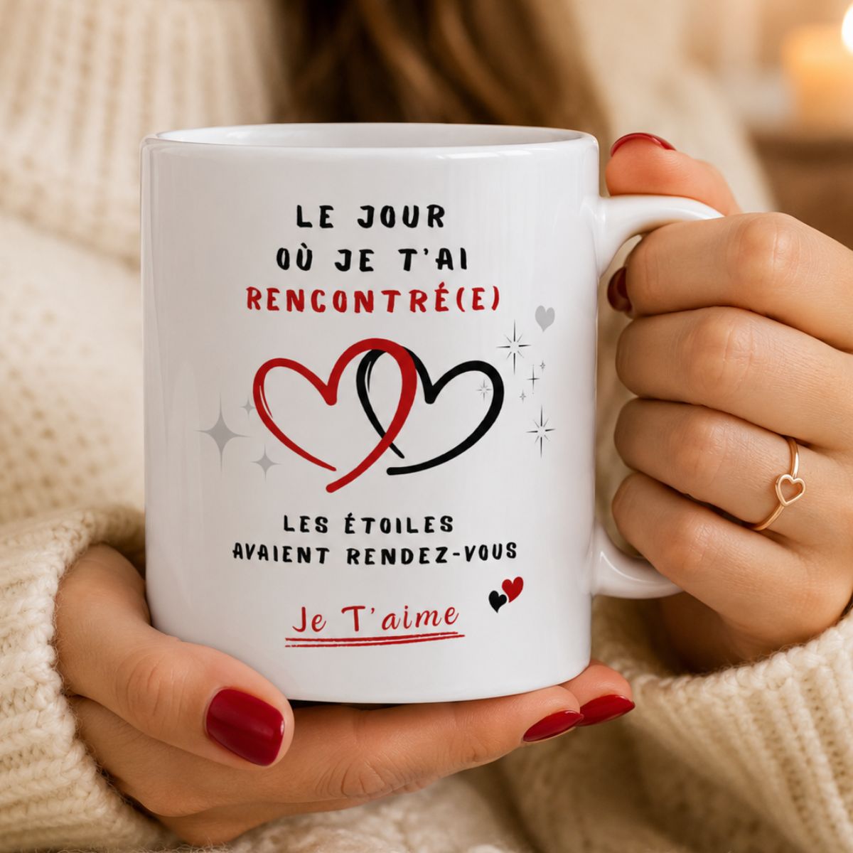 Cadeau anniversaire de rencontre couple : Mug "Le jour où je t'ai rencontré(e)" Mug blanc tenu entre les mains d’une femme, décoré de deux cœurs rouge et noir, d’étoiles et des messages « Le jour où je t’ai rencontré(e) », « Les étoiles avaient rendez-vous » et « Je t’aime ».