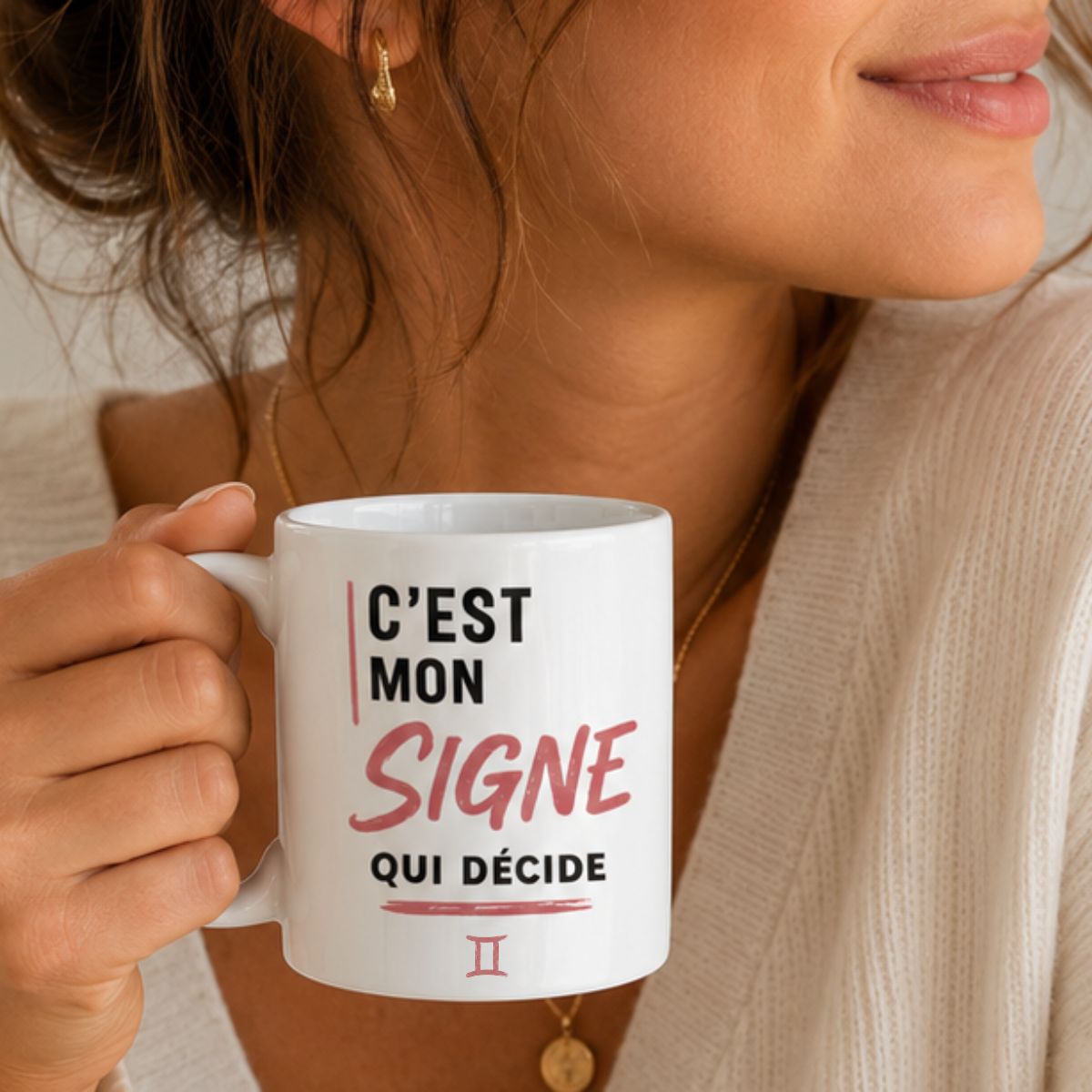 Tasse astrologique femme "C'est mon signe qui décide" – Gémeaux Main d'une femme tenant un mug blanc affichant le message « C'est mon signe qui décide » et le symbole du signe astrologique des gémeaux