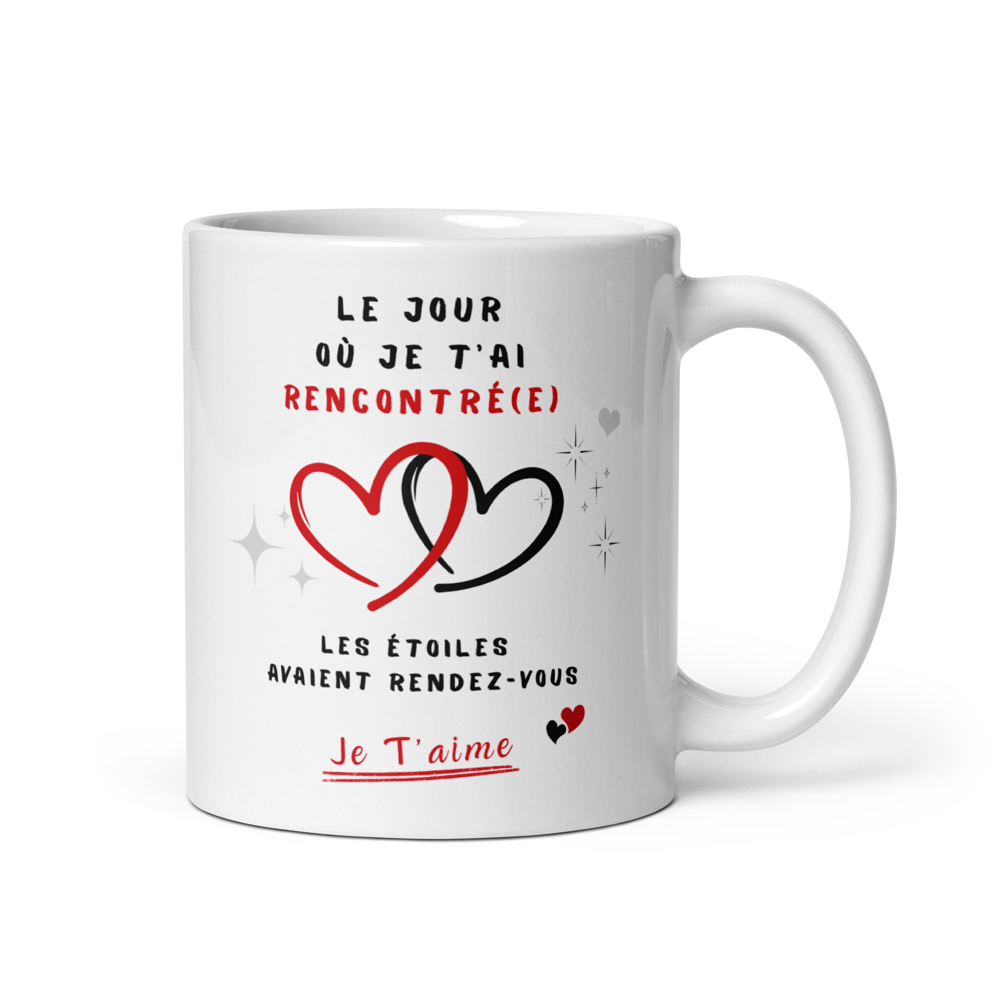 Cadeau anniversaire de rencontre couple : Mug "Le jour où je t'ai rencontré(e)" Mug en céramique blanche de marque Whizaloo au design romantique. Le texte inscrit en lettres noires et rouges indique : « LE JOUR OÙ JE T'AI RENCONTRÉ(E) LES ÉTOILES AVAIENT RENDEZ-VOUS Je T'aime ». Au centre, deux cœurs entrelacés — l'un rouge et l'autre noir — sont entourés de petites étoiles étincelantes et de deux petits cœurs au bas du visuel.