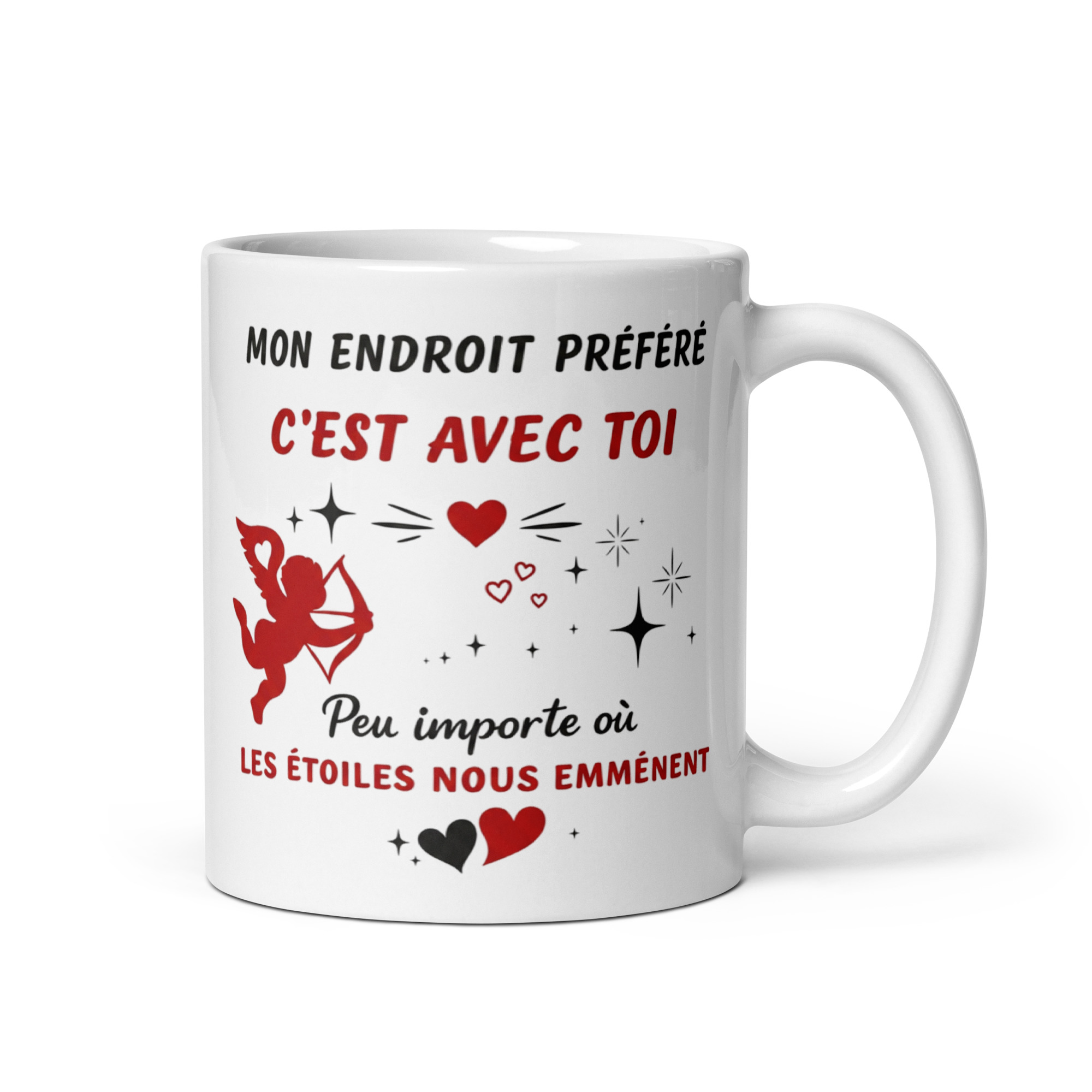 Cadeau amour : Mug "Mon endroit préféré, c’est avec toi" Mug en céramique blanche de marque Whizaloo avec un message romantique en français. La phrase « MON ENDROIT PRÉFÉRÉ C'EST AVEC TOI Peu importe où LES ÉTOILES NOUS EMMÈNENT » est inscrite en lettres noires et rouges. Le visuel est décoré de petits motifs romantiques : une silhouette rouge de Cupidon tenant son arc, des petits cœurs et plusieurs étoiles noires.