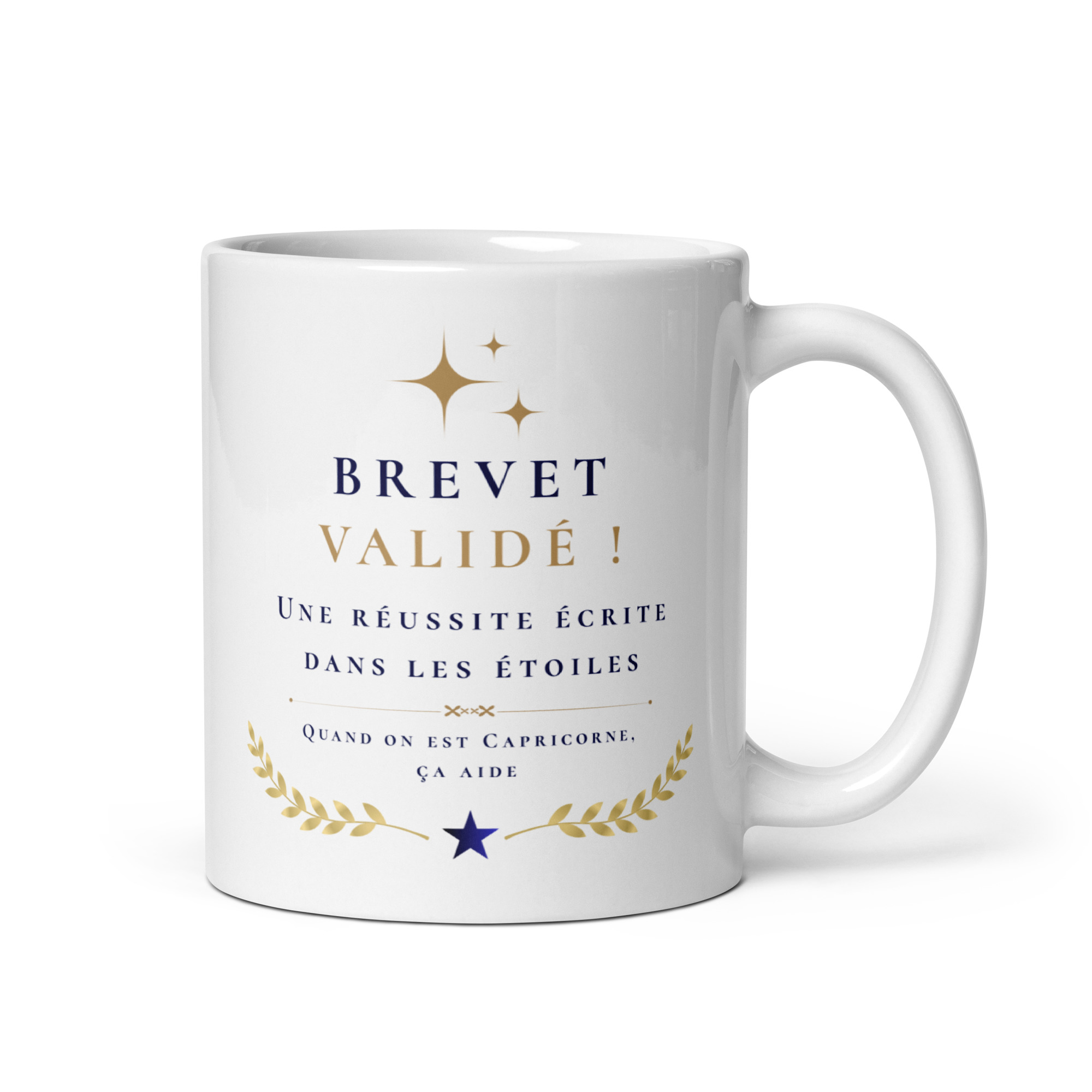 Cadeau Brevet validé – Mug "Une réussite écrite dans les étoiles" - Capricorne Mug en céramique blanche de marque Whizaloo illustré de motifs dorés et bleu marine pour célébrer l'obtention du brevet. Sur la face avant, on peut lire le texte : « BREVET VALIDÉ ! Une réussite écrite dans les étoiles. Quand on est Capricorne, ça aide ». Le visuel est surmonté de trois étoiles dorées et décoré à la base de deux branches de laurier dorées entourant une étoile bleue.