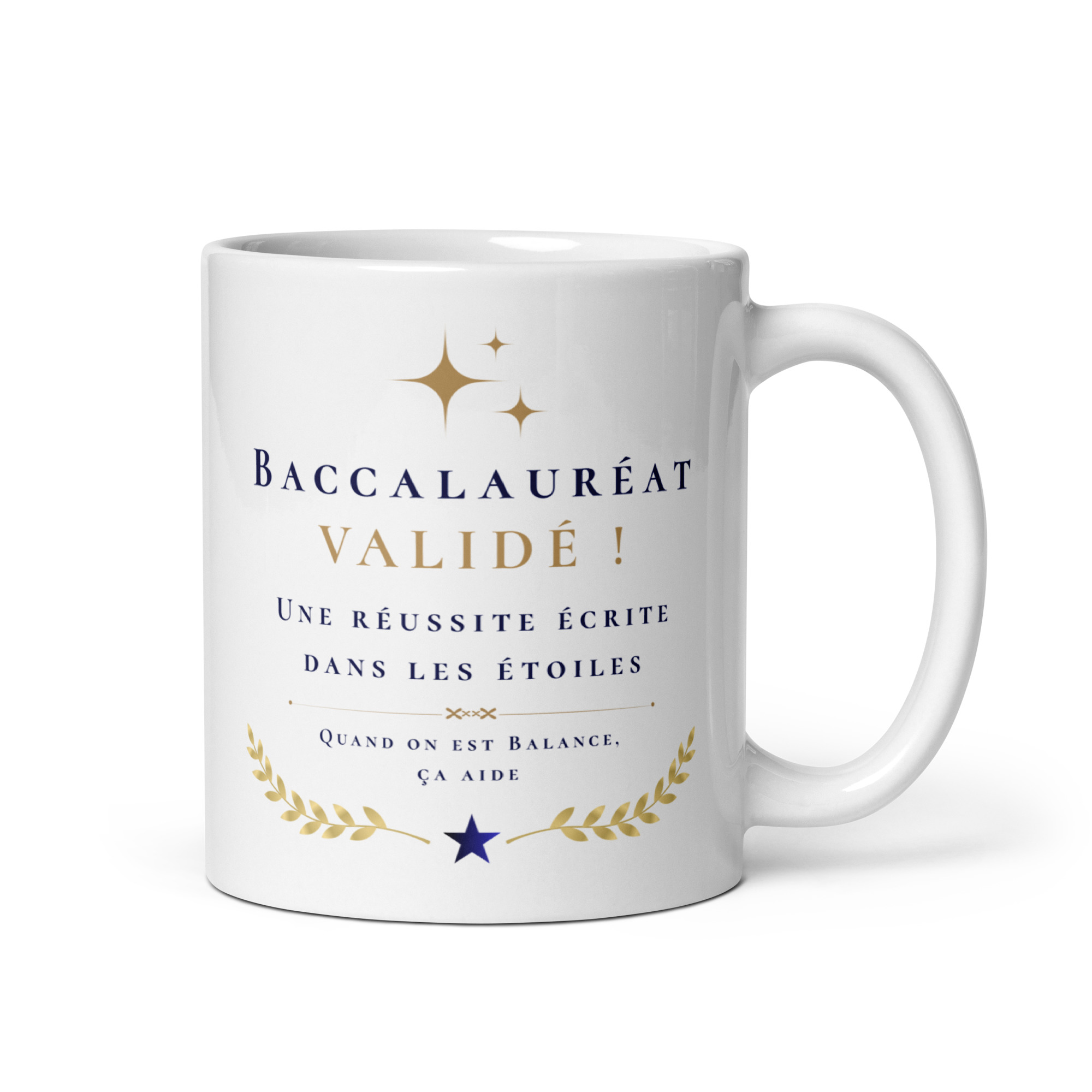Cadeau Baccalauréat validé - Mug "Une réussite écrite dans les étoiles" - Balance Mug en céramique blanche de marque Whizaloo illustré de motifs dorés et bleu marine pour célébrer l'obtention du baccalauréat. Sur la face avant, on peut lire le texte : « BACCALAURÉAT VALIDÉ ! Une réussite écrite dans les étoiles. Quand on est Balance, ça aide ». Le visuel est surmonté de trois étoiles dorées et décoré à la base de deux branches de laurier dorées entourant une étoile bleue.