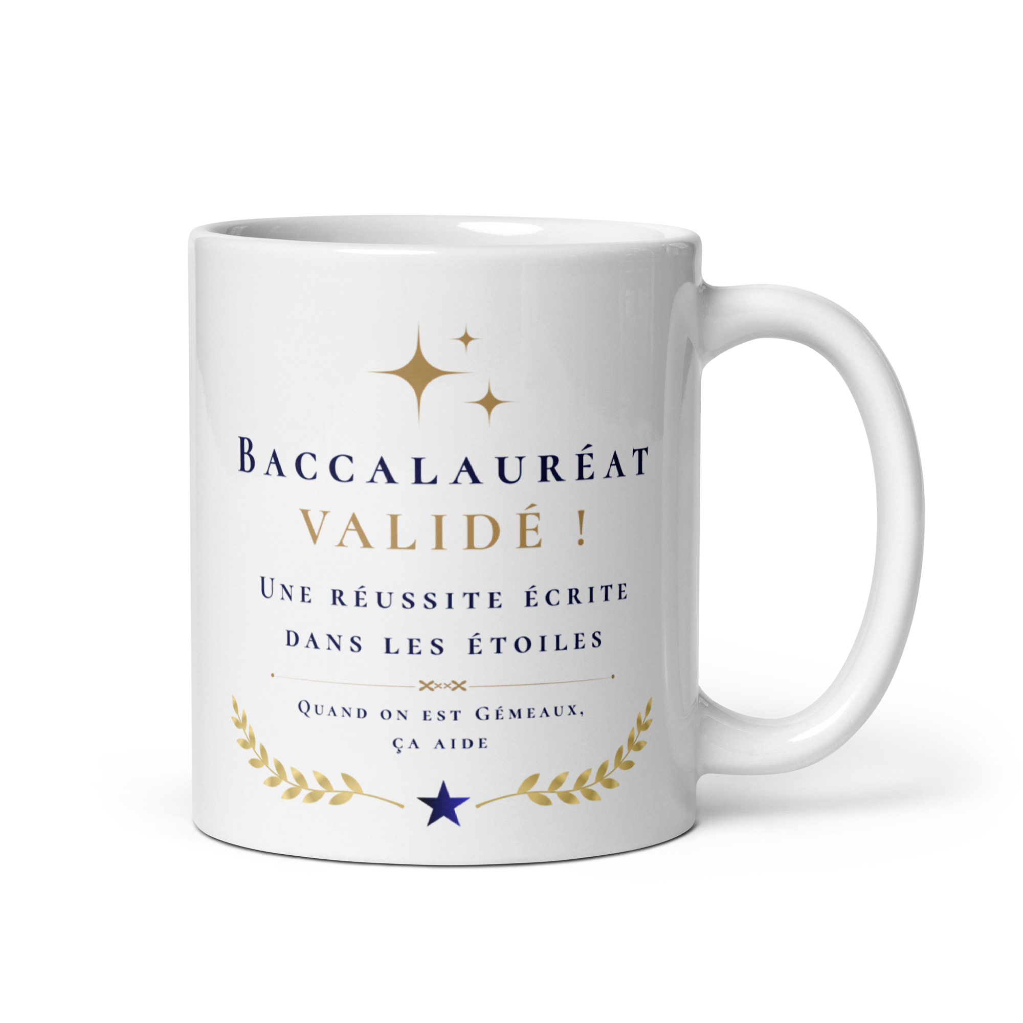 Cadeau Baccalauréat validé - Mug "Une réussite écrite dans les étoiles" - Gémeaux Mug en céramique blanche de marque Whizaloo illustré de motifs dorés et bleu marine pour célébrer l'obtention du baccalauréat. Sur la face avant, on peut lire le texte : « BACCALAURÉAT VALIDÉ ! Une réussite écrite dans les étoiles. Quand on est Gémeaux, ça aide ». Le visuel est surmonté de trois étoiles dorées et décoré à la base de deux branches de laurier dorées entourant une étoile bleue.