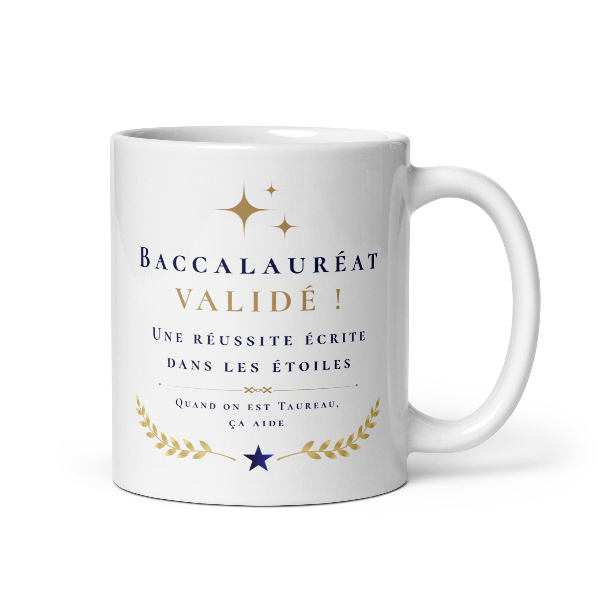Cadeau Baccalauréat validé - Mug "Une réussite écrite dans les étoiles" - Taureau Mug en céramique blanche de marque Whizaloo illustré de motifs dorés et bleu marine pour célébrer l'obtention du baccalauréat. Sur la face avant, on peut lire le texte : « BACCALAURÉAT VALIDÉ ! Une réussite écrite dans les étoiles. Quand on est Taureau, ça aide ». Le visuel est surmonté de trois étoiles dorées et décoré à la base de deux branches de laurier dorées entourant une étoile bleue.