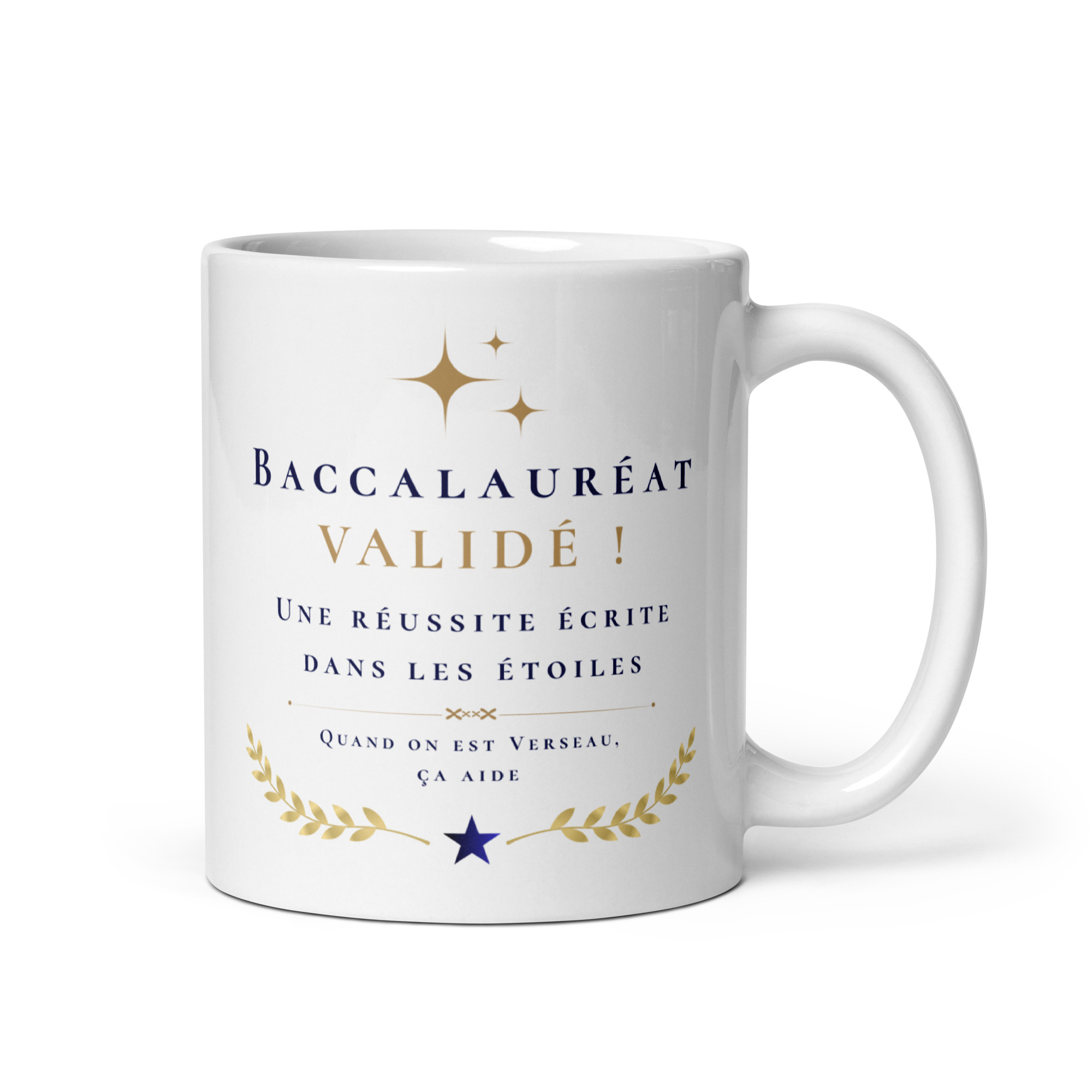 Cadeau Baccalauréat validé - Mug "Une réussite écrite dans les étoiles" - Verseau Mug en céramique blanche de marque Whizaloo illustré de motifs dorés et bleu marine pour célébrer l'obtention du baccalauréat. Sur la face avant, on peut lire le texte : « BACCALAURÉAT VALIDÉ ! Une réussite écrite dans les étoiles. Quand on est Verseau, ça aide ». Le visuel est surmonté de trois étoiles dorées et décoré à la base de deux branches de laurier dorées entourant une étoile bleue.