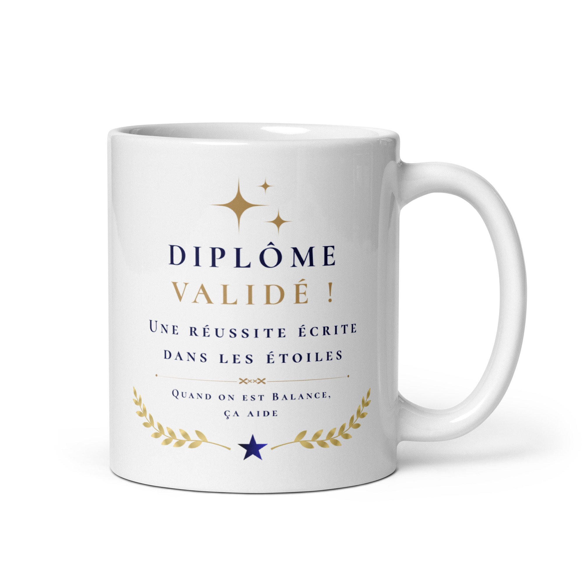 Cadeau Diplôme validé – Mug "Une réussite écrite dans les étoiles" – Balance Mug en céramique blanche de marque Whizaloo illustré de motifs dorés et bleu marine pour célébrer l'obtention d'un diplôme. Sur la face avant, on peut lire le texte : « DIPLÔME VALIDÉ ! Une réussite écrite dans les étoiles. Quand on est Balance, ça aide ». Le visuel est surmonté de trois étoiles dorées et décoré à la base de deux branches de laurier dorées entourant une étoile bleue.