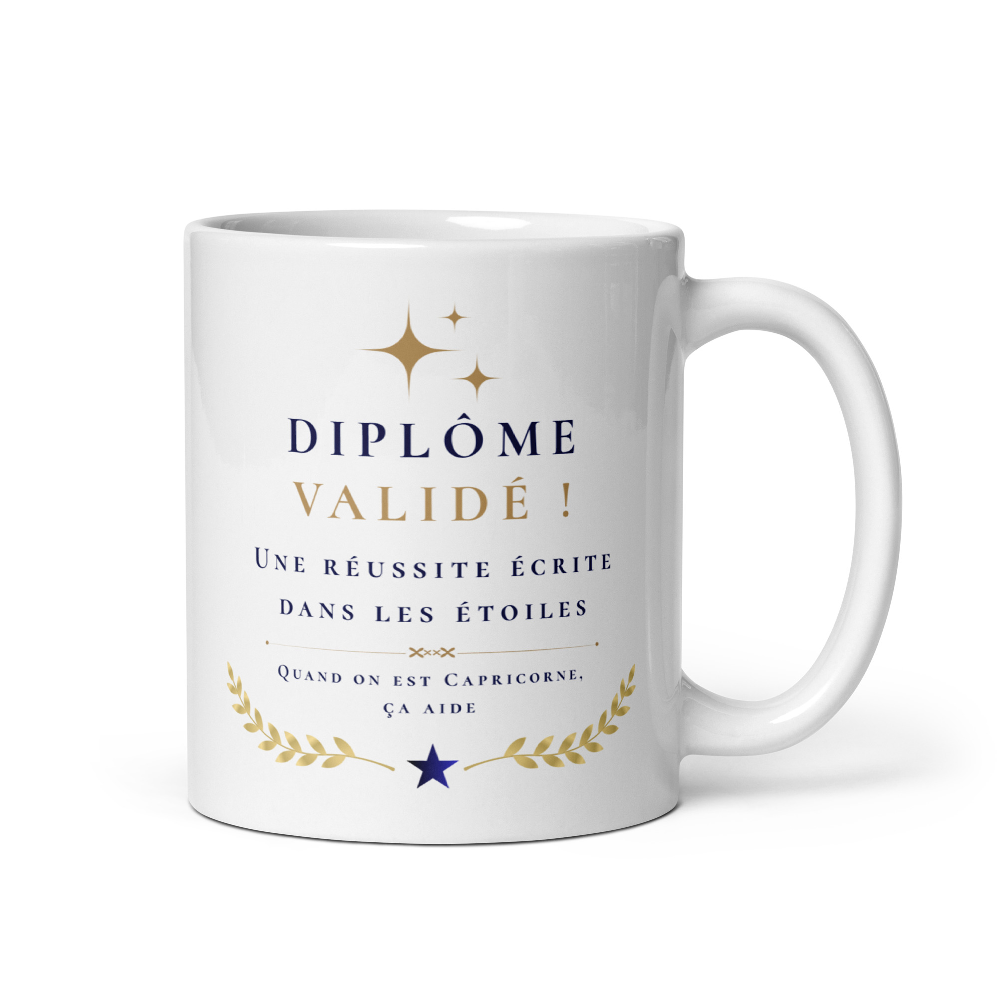 Cadeau de Réussite aux Examens : Mug « Écrit dans les Étoiles » – Capricorne Mug en céramique blanche de marque Whizaloo illustré de motifs dorés et bleu marine pour célébrer l'obtention d'un diplôme. Sur la face avant, on peut lire le texte : « DIPLÔME VALIDÉ ! Une réussite écrite dans les étoiles. Quand on est Capricorne, ça aide ». Le visuel est surmonté de trois étoiles dorées et décoré à la base de deux branches de laurier dorées entourant une étoile bleue.