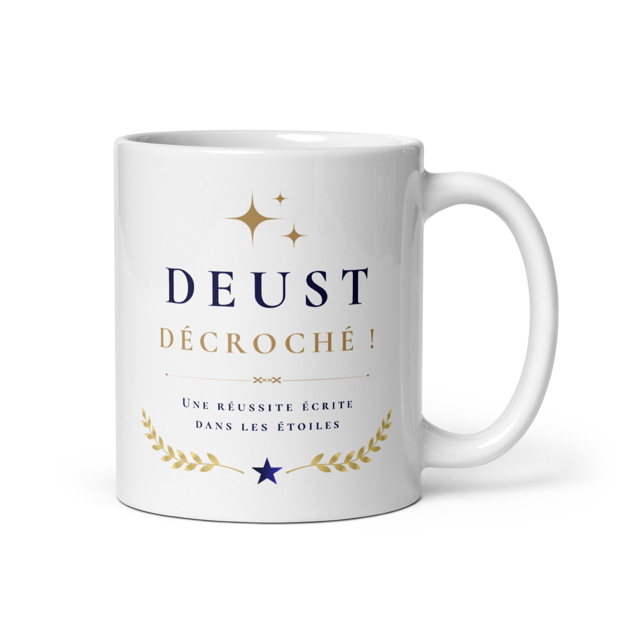 Cadeau Félicitations DEUST décroché ! – Mug "Une réussite écrite dans les étoiles" - Surprise originale Mug blanc en céramique DEUST décroché ! avec lauriers et étoiles dorés marque whizaloo