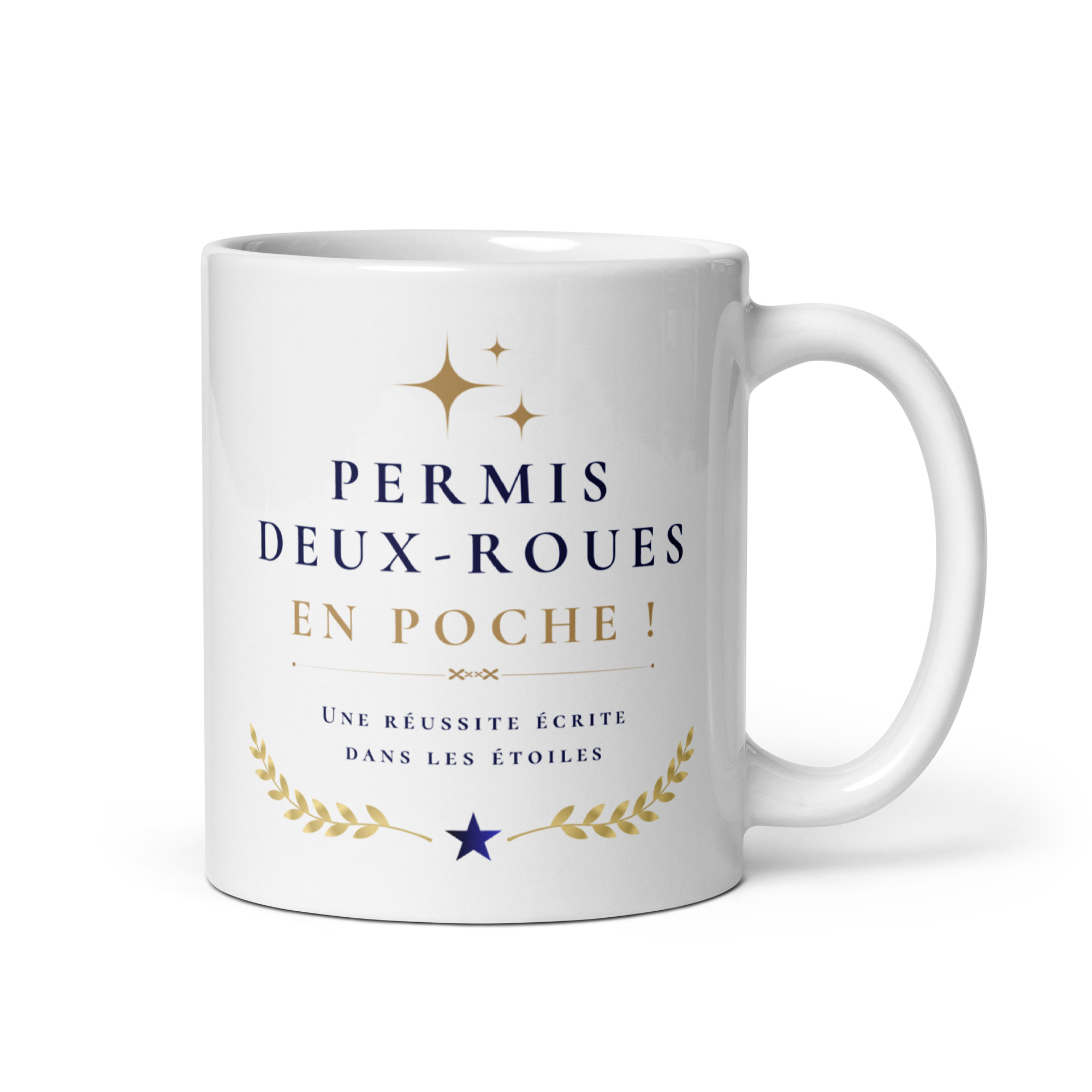 Cadeau permis deux-roues en poche ! – Mug "Une réussite écrite dans les étoiles" Mug blanc en céramique Permis deux-roues en poche avec lauriers et étoiles dorés marque whizaloo